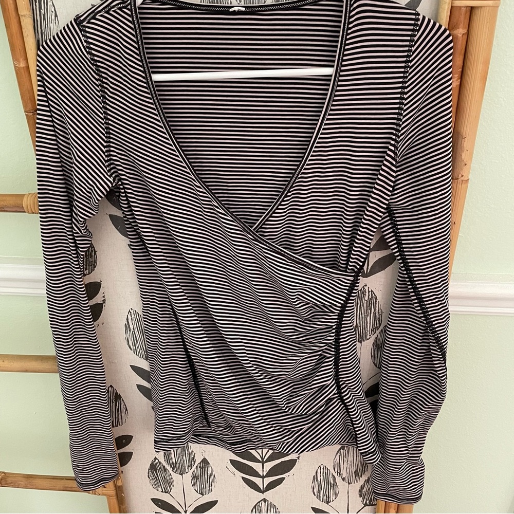 EUC Lululemon Mini Pop Stripe Black Berry Sunset Salutation Long Sleeve Wrap Top